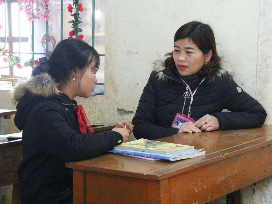 Cô giáo Vi Thị Châu trò chuyện với Lầu Y Pó, một học sinh giỏi vừa đi lấy chồng và đang quay lại để học cho hết lớp 9 Cô giáo Vi Thị Châu trò chuyện với Lầu Y Pó, một học sinh giỏi vừa đi lấy chồng và đang quay lại để học cho hết lớp 9