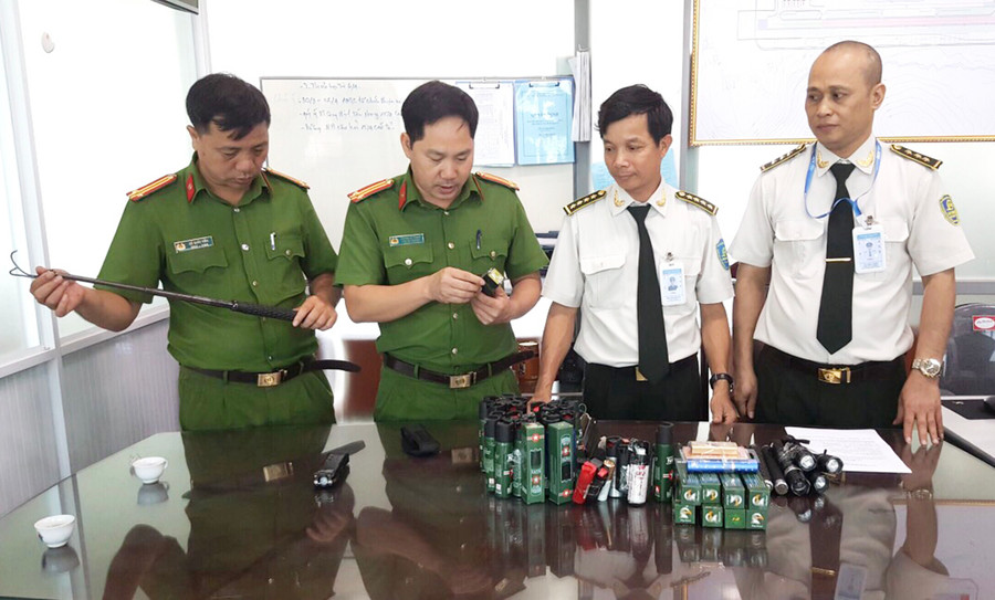 Các loại công cụ hỗ trợ đều thuộc diện cấm mang lên máy bay. Ảnh: Thanh Hoàng  Các loại công cụ hỗ trợ đều thuộc diện cấm mang lên máy bay. Ảnh: Thanh Hoàng