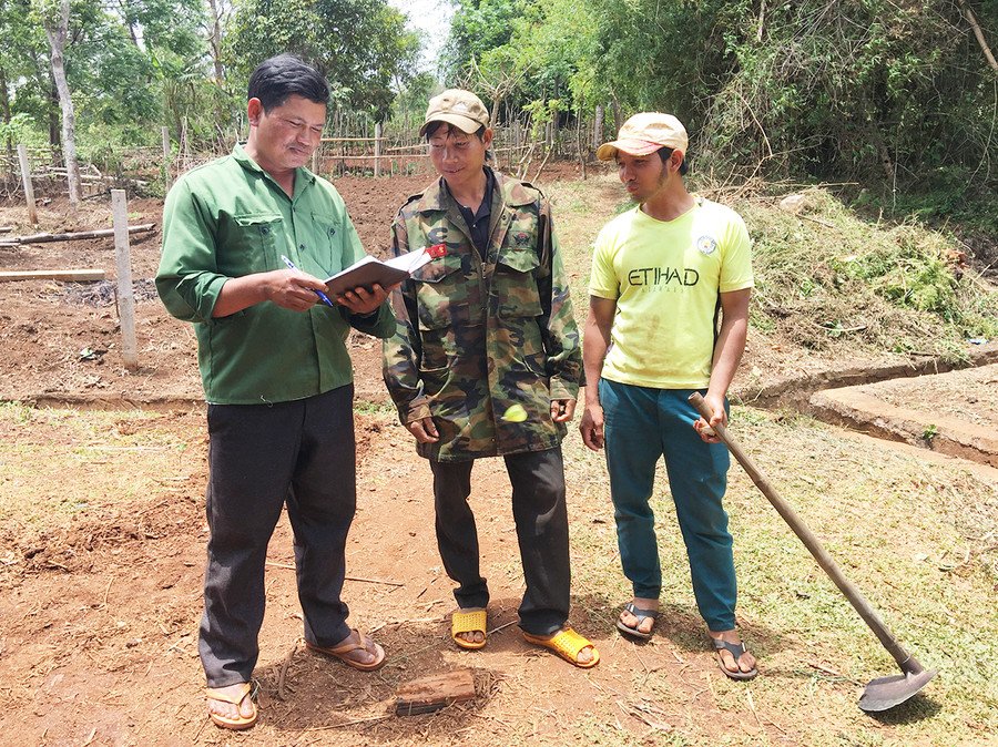 Ông Nưn (bìa trái) vận động bà con nạo vét kênh mương nội đồng, khơi thông dòng chảy. Ảnh: R'Ô Hok Ông Nưn (bìa trái) vận động bà con nạo vét kênh mương nội đồng, khơi thông dòng chảy. Ảnh: R'Ô Hok