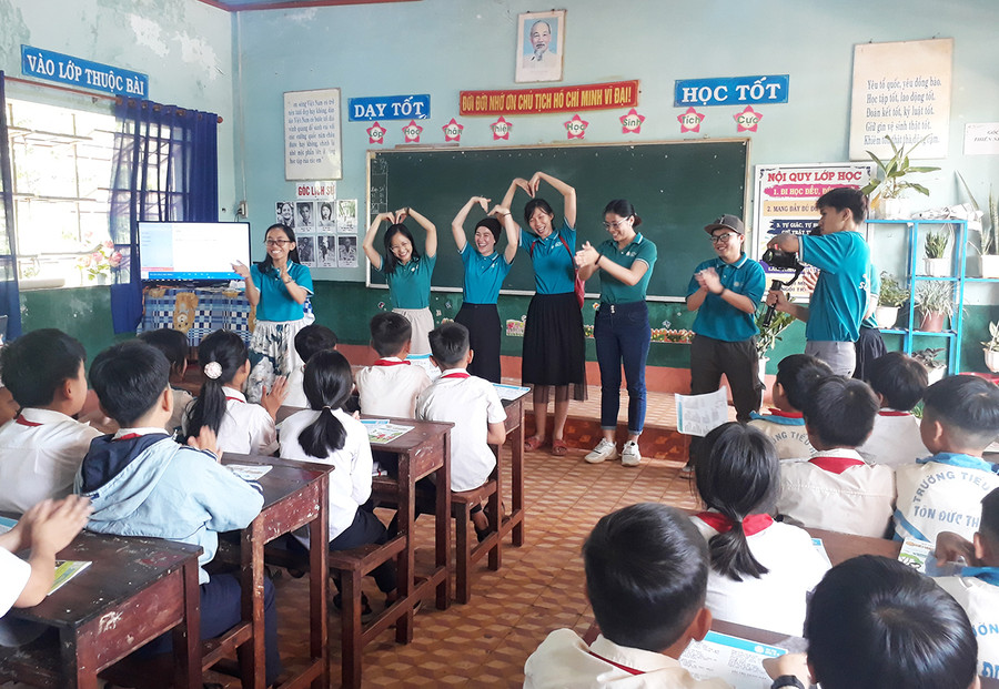 Các thành viên của dự án giao lưu cùng học sinh Trường Tiểu học Tôn Đức Thắng trong 