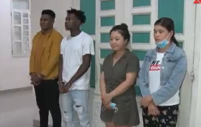Bằng thủ đoạn gửi quà, gửi tiền lãi suất cao, băng nhóm này lừa đảo lên tới hàng chục tỉ đồng Bằng thủ đoạn gửi quà, gửi tiền lãi suất cao, băng nhóm này lừa đảo lên tới hàng chục tỉ đồng