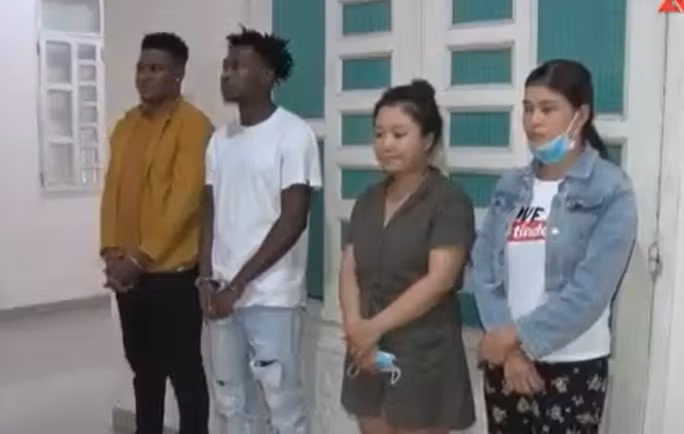 Bằng thủ đoạn gửi quà, gửi tiền lãi suất cao, băng nhóm này lừa đảo lên tới hàng chục tỉ đồng