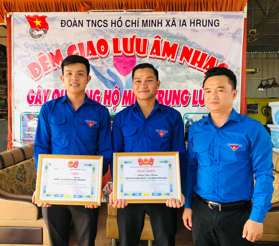 _Anh Đỗ Duy Nam-Phó Bí thư Tỉnh Đoàn (bìa phải) tặng bằng khen của Ban Chấp hành Tỉnh Đoàn cho anh Phạm Ngọc Chung (ở giữa) và anh Nguyễn Như Quang. Ảnh P.L