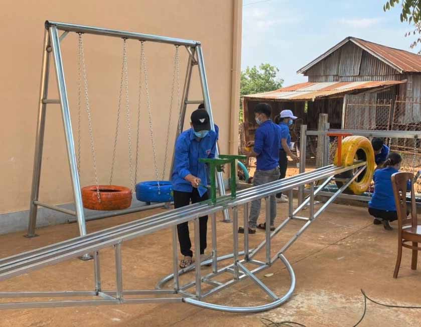 Đoàn viên, thanh niên xã Ia Sao (huyện Ia Grai) xây dựng khu vui chơi cho học sinh Trường Tiểu học Võ Thị Sáu. Ảnh: Trần Dung