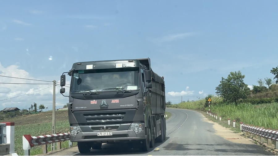 Dàn xe của Tập đoàn khoáng sản Hải Anh ngang nhiên tung hoành trên Quốc lộ 29