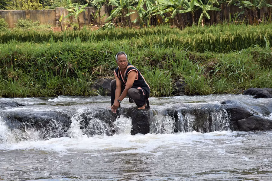 Già làng Siu Núi (làng Ốp, phường Hoa Lư, TP. Pleiku) đã gắn bó với dòng suối Ia Nil gần 60 năm. Ảnh: Trần Dung