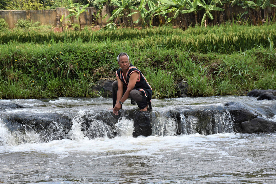 Già làng Siu Núi (làng Ốp, phường Hoa Lư, TP. Pleiku) đã gắn bó với dòng suối Ia Nil gần 60 năm. Ảnh: Trần Dung