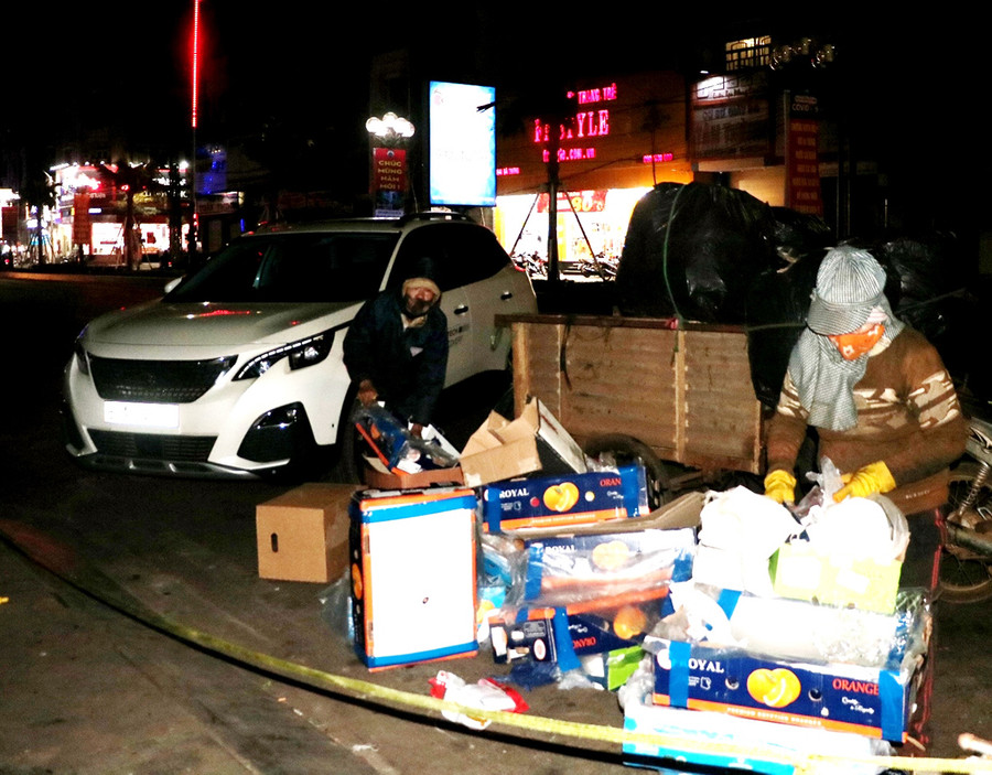 Hàng đêm, vợ chồng bà Nguyễn Thị Ba nhặt phế liệu để mưu sinh. Ảnh: Nhật Hào Hàng đêm, vợ chồng bà Nguyễn Thị Ba nhặt phế liệu để mưu sinh. Ảnh: Nhật Hào