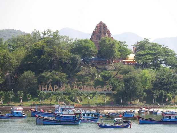 Tháp Bà Ponagar nhìn từ sông Cái, Nha Trang. (Ảnh: Tiên Minh/TTXVN)