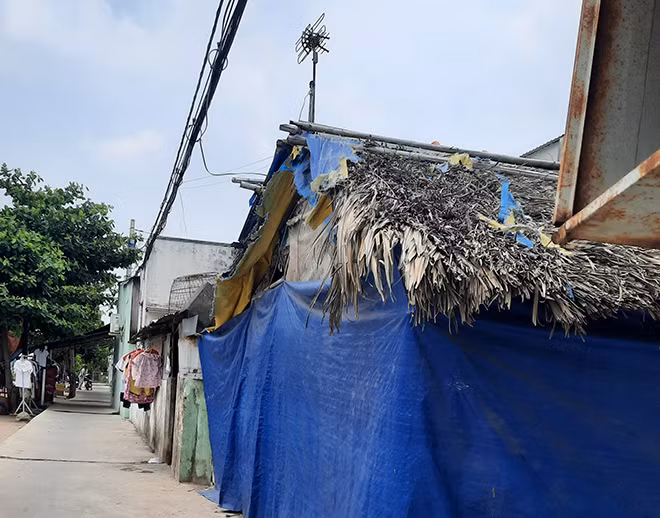 Chủ nhật, dãy phòng trọ của Tú và Nữ vắng tanh, không một bóng người.