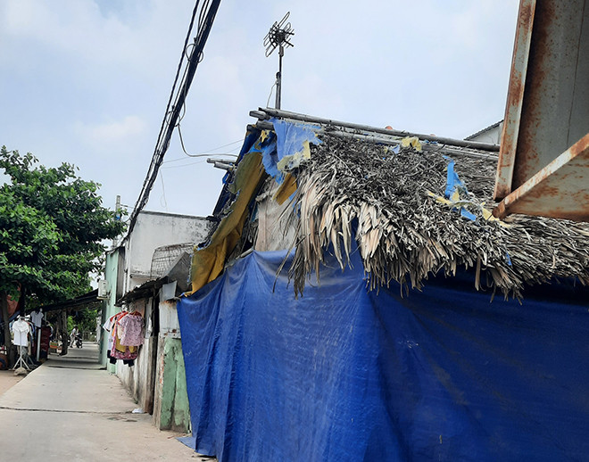 Chủ nhật, dãy phòng trọ của Tú và Nữ vắng tanh, không một bóng người.