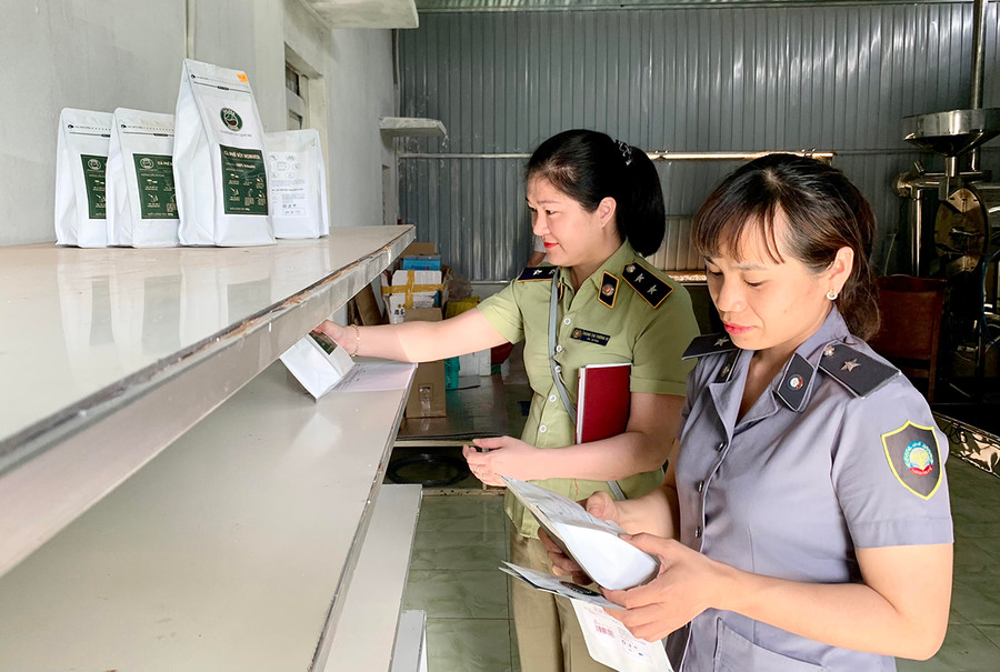 Đoàn liên ngành kiểm tra tại một cơ sở sản xuất, chế biến cà phê sáng 20-4. Ảnh: Như Nguyện Đoàn liên ngành kiểm tra tại một cơ sở sản xuất, chế biến cà phê sáng 20-4. Ảnh: Như Nguyện