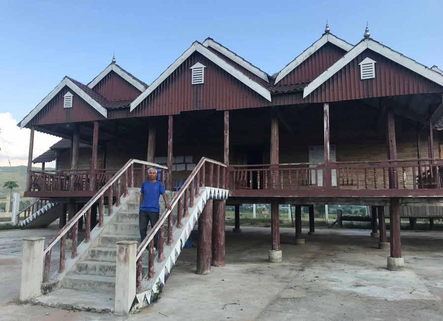 Ông Đinh Yen- bên nhà sinh hoạt cộng đồng làng Jun