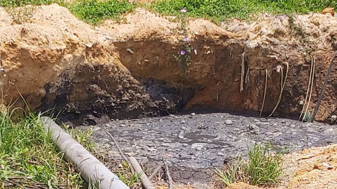 Hố chứa nước thải do Nhà máy xử lý rác Bảo Lộc tự đào lộ thiên đặc quánh chất thải, nồng nặc mùi hôi thối tiềm ẩn nguy cơ gây ôm nhiễm môi trường đất và nguồn nước ngầm. ẢNH: TRÙNG DƯƠNG