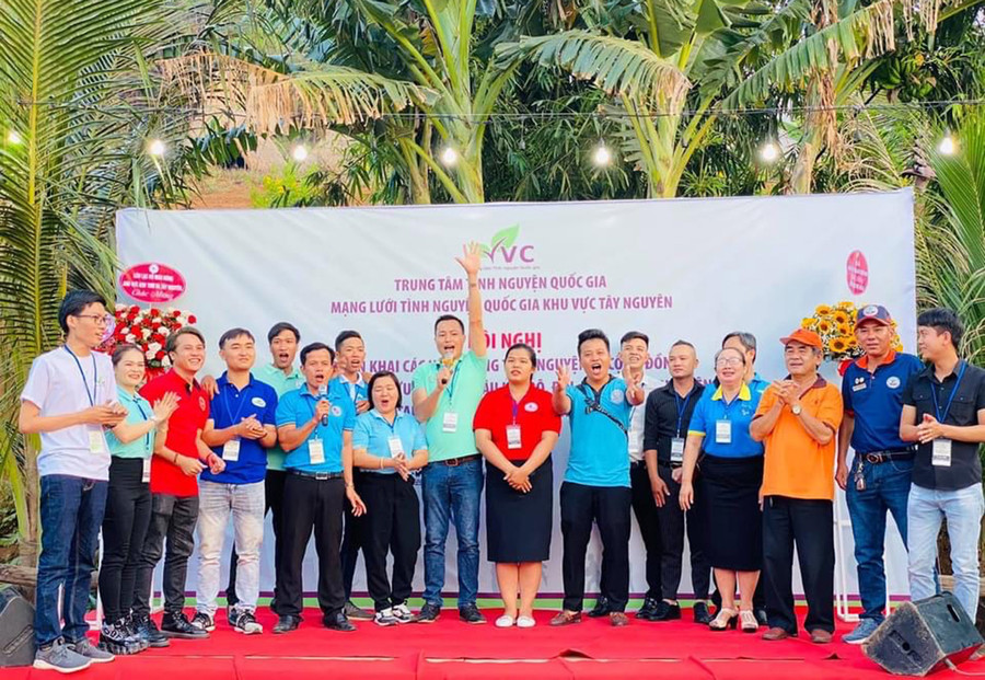 Các CLB, đội, nhóm tình nguyện 2 tỉnh Gia Lai và Kon Tum hội ngộ để chia sẻ kinh nghiệm hoạt động. Ảnh: Phan Lài lay2 Các CLB, đội, nhóm tình nguyện 2 tỉnh Gia Lai và Kon Tum hội ngộ vì đam mê tình nguyện- Ảnh Phan Lài