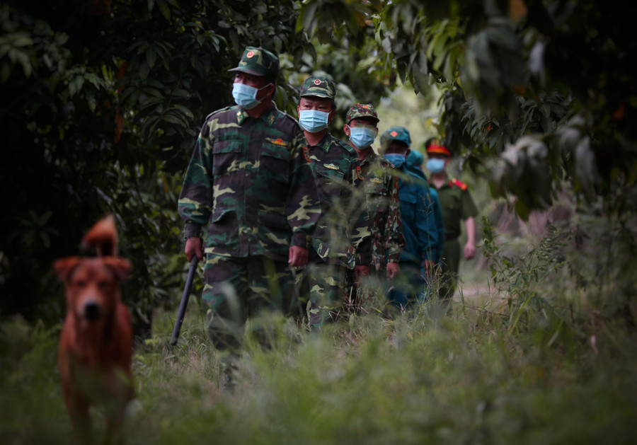 Chốt 32 thuộc Đồn biên phòng cửa khẩu Long Bình tuần tra dọc tuyến biên giới đường bộ thuộc xã Khánh Bình (H.An Phú, An Giang). ẢNH: NGỌC DƯƠNG