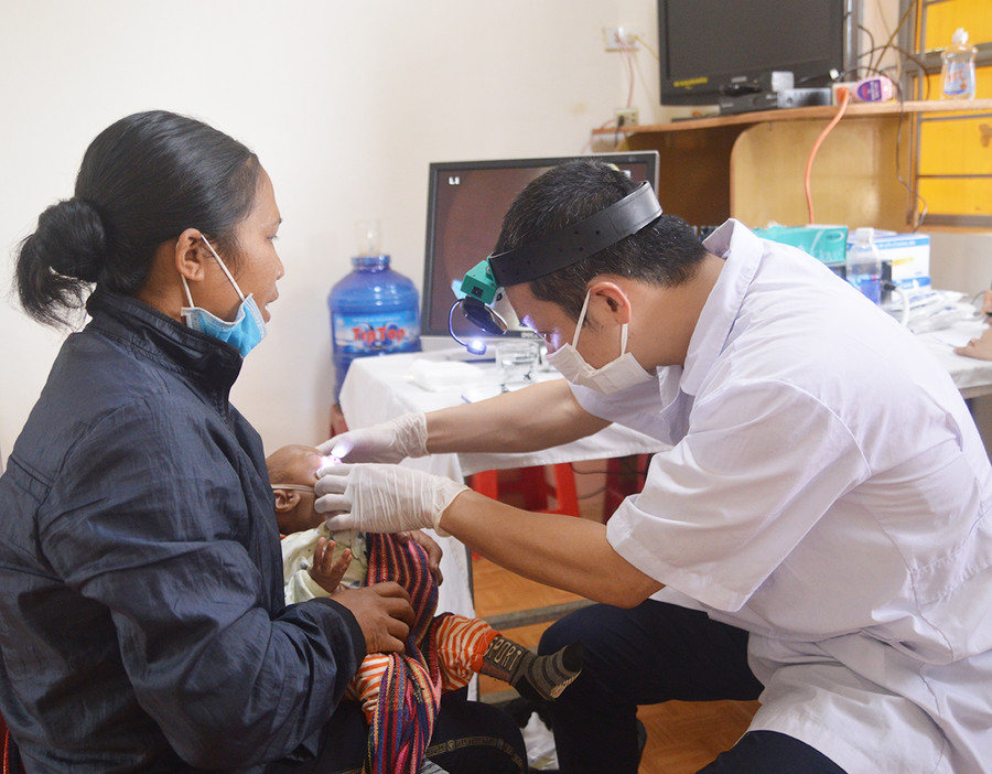  Khám bệnh cho người dân. Ảnh: Minh Thoan