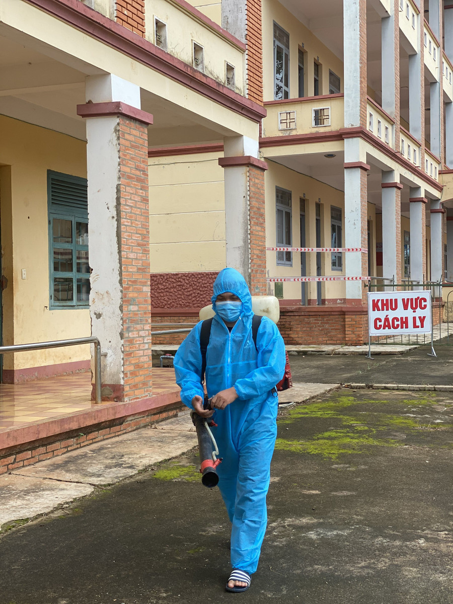 Cán bộ y tế khử khuẩn môi trường trong khu cách ly. Ảnh: Ngọc Giàu