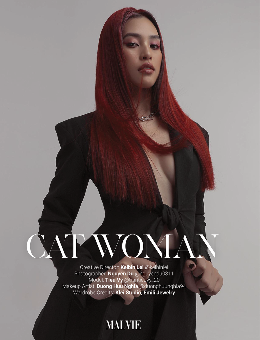 Bộ suit phong cách menswear không nội y với tóc đỏ ma mị, chiếc áo cut-out độc đáo cùng tóc ghi xám hay chiếc đầm trắng thanh lịch kết hợp với mái tóc ngắn màu nâu, tất cả đã tạo nên một hình ảnh Tiểu Vy thật khác biệt ẢNH: NGUYỄN DU