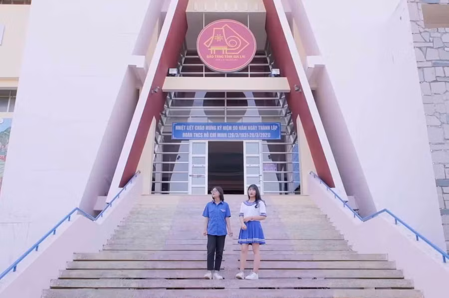 Nhiều địa danh, di tích lịch sử được các em học sinh Trường THPT Pleiku đưa vào trong video clip tham gia cuộc thi. Ảnh T.B