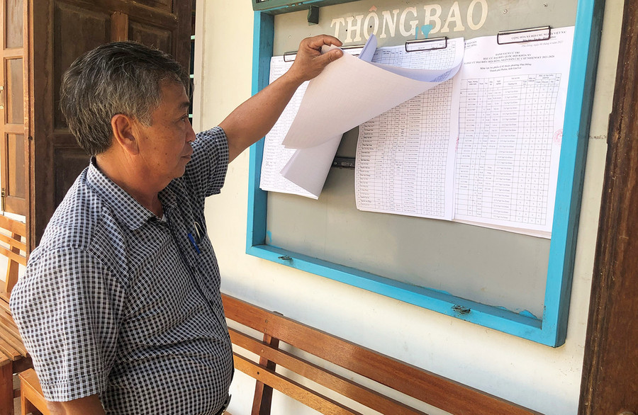 Ông Lê Văn Hoạt (Tổ trưởng tổ dân phố 3, phường Phù Đổng, TP. Pleiku) kiểm tra danh sách cử tri của tổ. Ảnh: Anh Huy