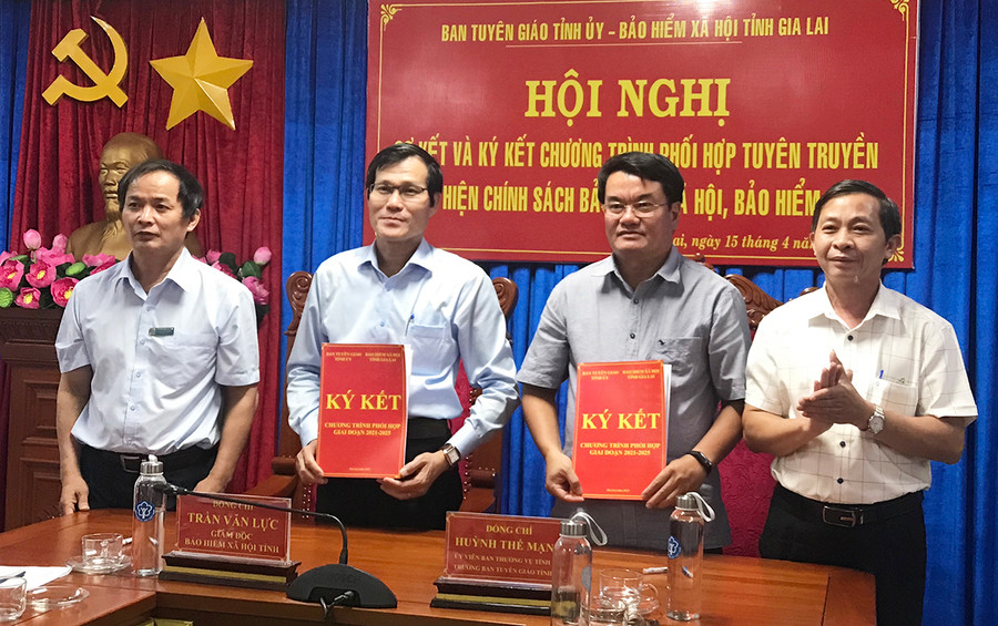  Ban Tuyên giáo Tỉnh ủy Gia Lai và Bảo hiểm xã hội tỉnh đã ký kết chương trình phối hợp giai đoạn 2021-2025. Ảnh: Vũ Thảo