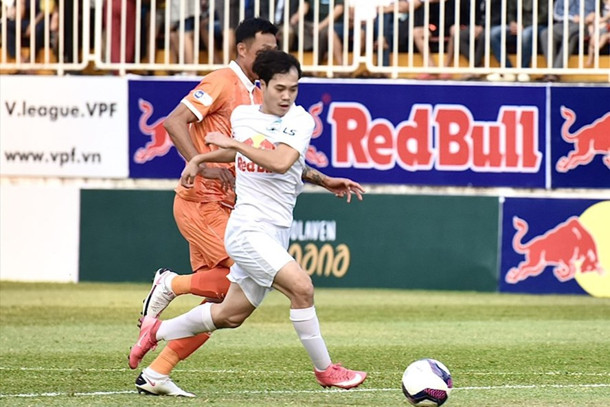 Văn Toàn đang có phong độ rất cao tại V.League 2021 khi ghi được 6 bàn thắng cùng 3 pha kiến tạo. Ảnh: Anh Tiến. Văn Toàn đang có phong độ rất cao tại V.League 2021 khi ghi được 6 bàn thắng cùng 3 pha kiến tạo. Ảnh: Anh Tiến.