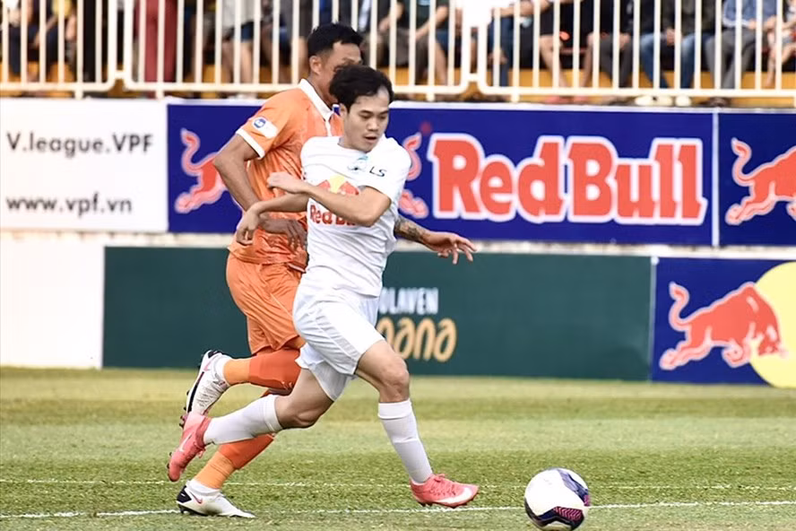 Văn Toàn đang có phong độ rất cao tại V.League 2021 khi ghi được 6 bàn thắng cùng 3 pha kiến tạo. Ảnh: Anh Tiến.