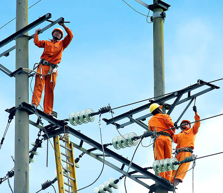 Công nhân PC Gia Lai hoàn thiện lưới điện, nâng cao chất lượng phục vụ khách hàng. Ảnh: Hà Duy 2- PC Gia Lai hoàn thiện lưới điện, nâng cao chất lượng phục vụ khách hàng
