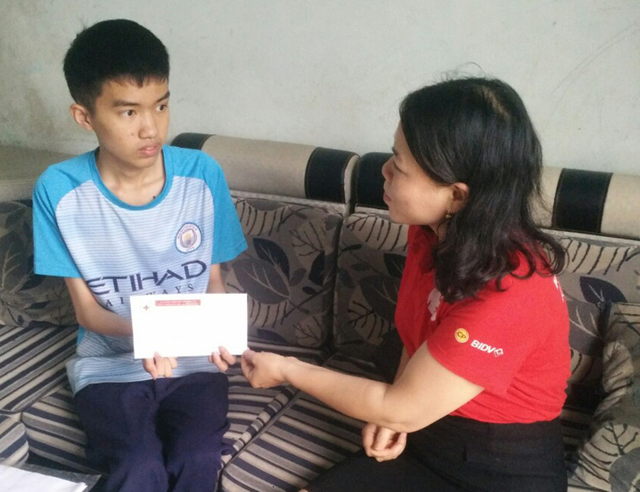  Tặng quà cho Lê Hoàng Nhựt, học sinh vượt khó, học giỏi. Ảnh: Hồng Ngọc
