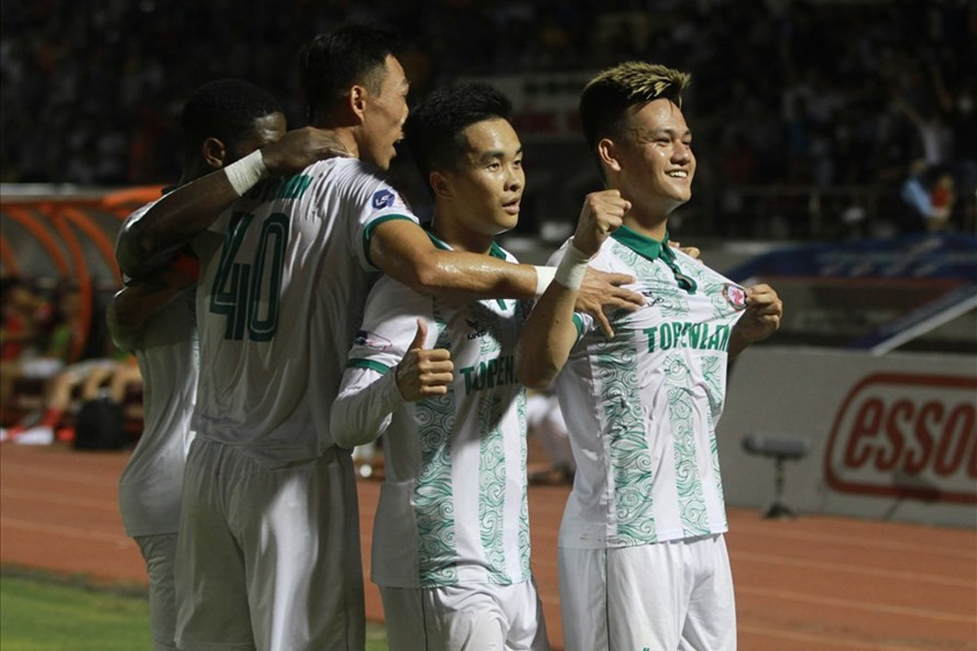 Bình Định có chiến thắng đậm để vươn lên nhóm dẫn đầu. Còn TPHCM tụt xuống gần cuối bảng. Ảnh: Thanh Vũ.