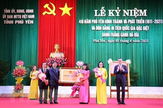 Lãnh đạo tỉnh Phú Yên đón nhận đón nhận bằng Di tích quốc gia đặc biệt Danh thắng Gành đá đĩa. (Ảnh: Phạm Cường/TTXVN)