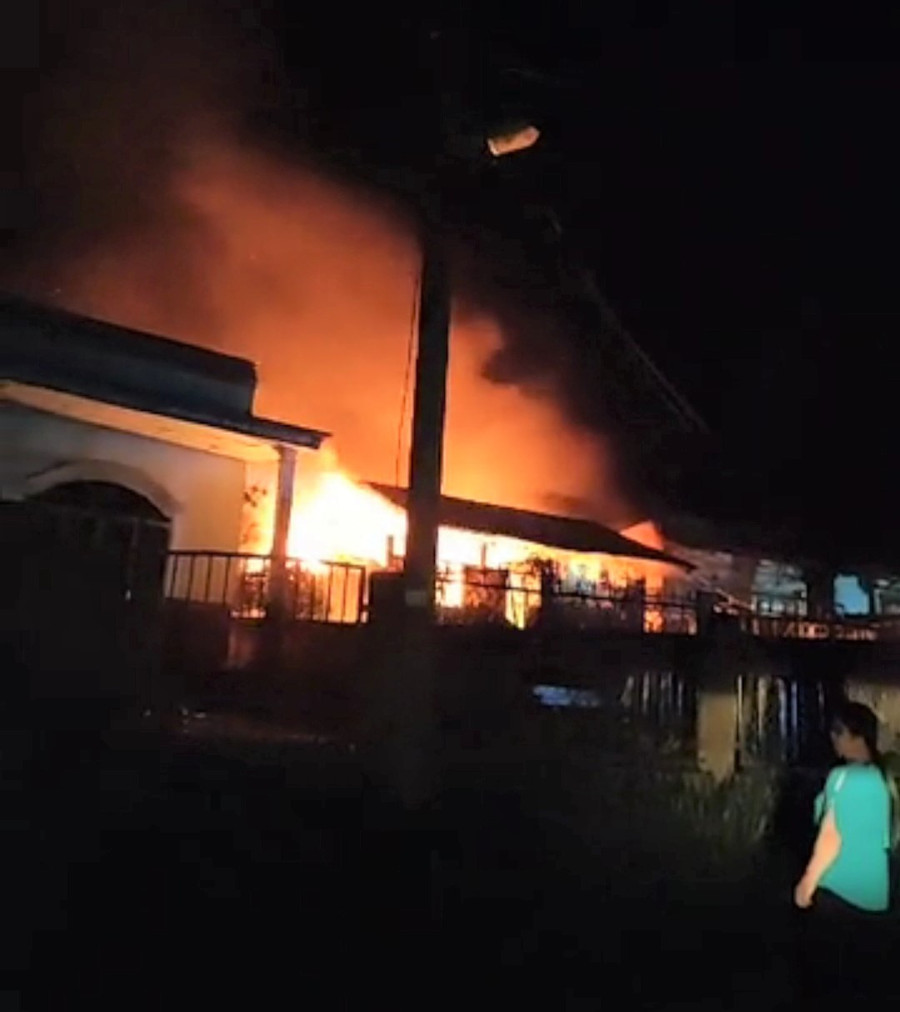 Lửa cháy lan, thiêu rụi hơn một nửa căn nhà của gia đình bà Phạm Thị Vững. ẢNH: TRÙNG DƯƠNG