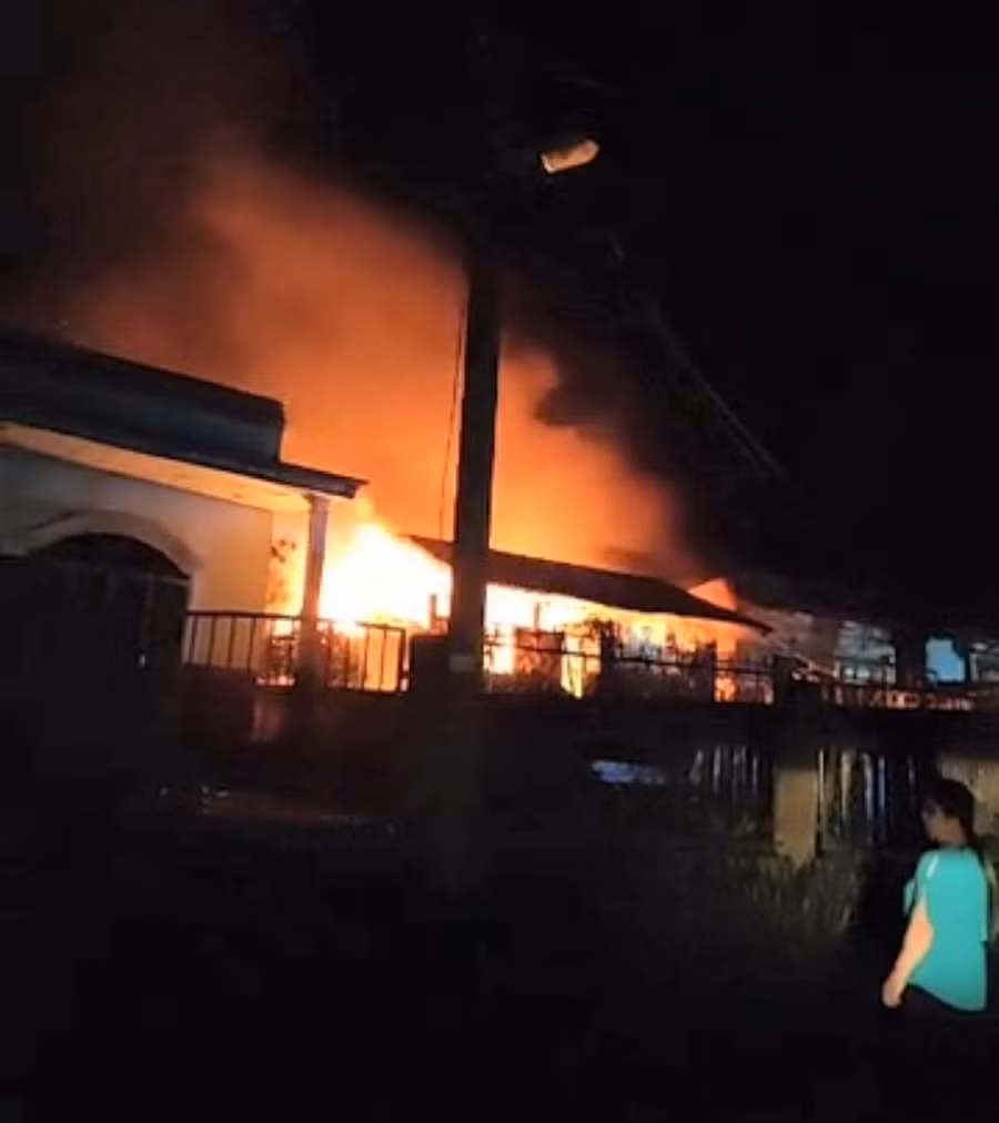 Lửa cháy lan, thiêu rụi hơn một nửa căn nhà của gia đình bà Phạm Thị Vững. ẢNH: TRÙNG DƯƠNG