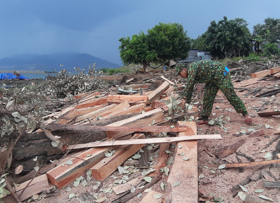 4. Gỗ xẻ hộp nằm ngổn ngang trên mặt đất. Ảnh H.S