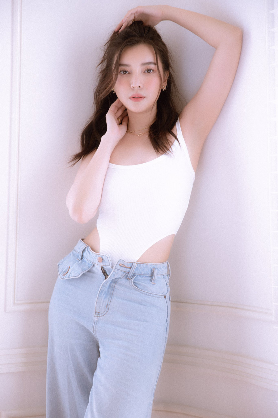 Từng tự ti về ngoại hình trong những ngày đầu tham gia nghệ thuật, nữ diễn viên Hậu duệ mặt trời luôn kiên trì với chế độ ăn uống và tập luyện hợp lí để giữ gìn vóc dáng thon gọn cũng sức khỏe dẻo dai. ẢNH: NVCC