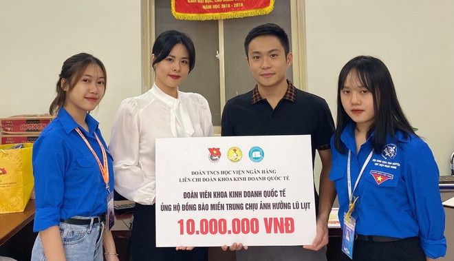 An, thứ 2 từ phải qua, cùng tuổi trẻ Khoa Kinh doanh quốc tế, Học viện Ngân hàng hướng về miền Trung bão lụt. Ảnh: NVCC