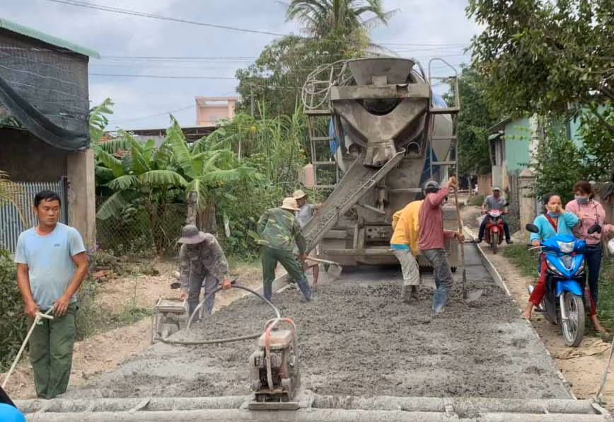 Làm đường giao thông nông thôn ở xã Ia Peng (huyện Phú Thiện). Ảnh: Vũ Chi