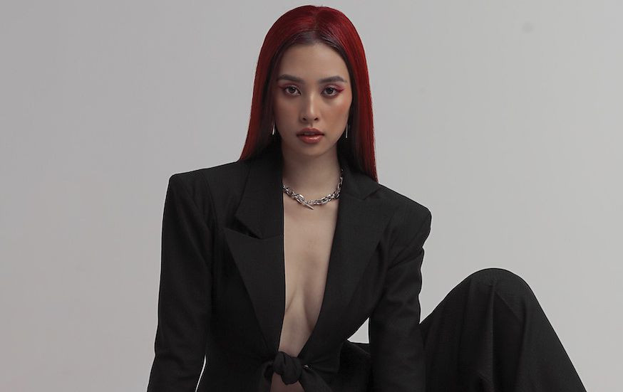 Hoa hậu Tiểu Vy mặc áo vest hở ngực táo bạo trong bộ hình chụp cho tạp chí thời trang Pháp. ẢNH: NGUYỄN DU