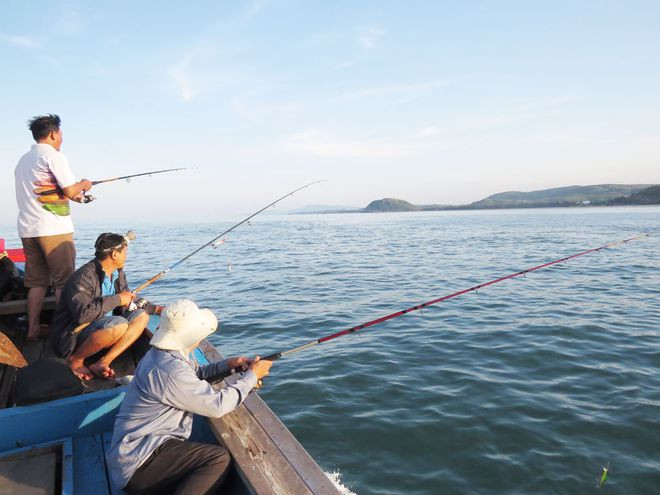 Cần thủ buông câu giữa hoàng hôn. Ảnh: TRANG THY