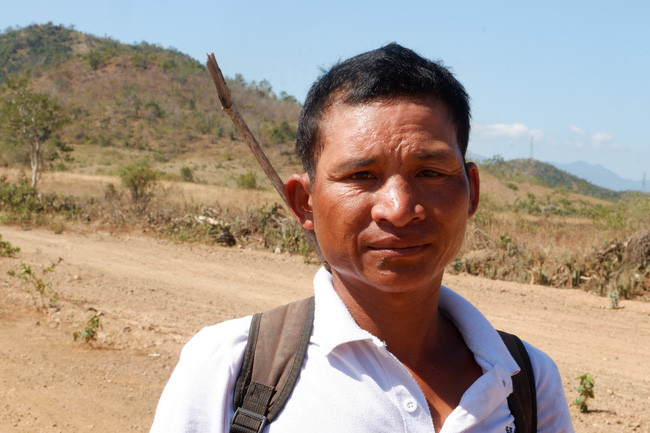 Anh Ka tơ Đen (người Raglai ở xã Phước Trung, huyện Bác Ái) đang lùa cừu đi tìm đồng cỏ. Ảnh: Bùi Phụ