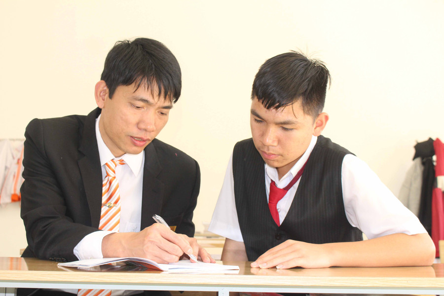 Hoàng Bùi Nghĩa Thục học Toán cùng thầy Đàm Văn Ngọc-Hiệu trưởng Trường APC Gia Lai. Ảnh Nguyễn Giang