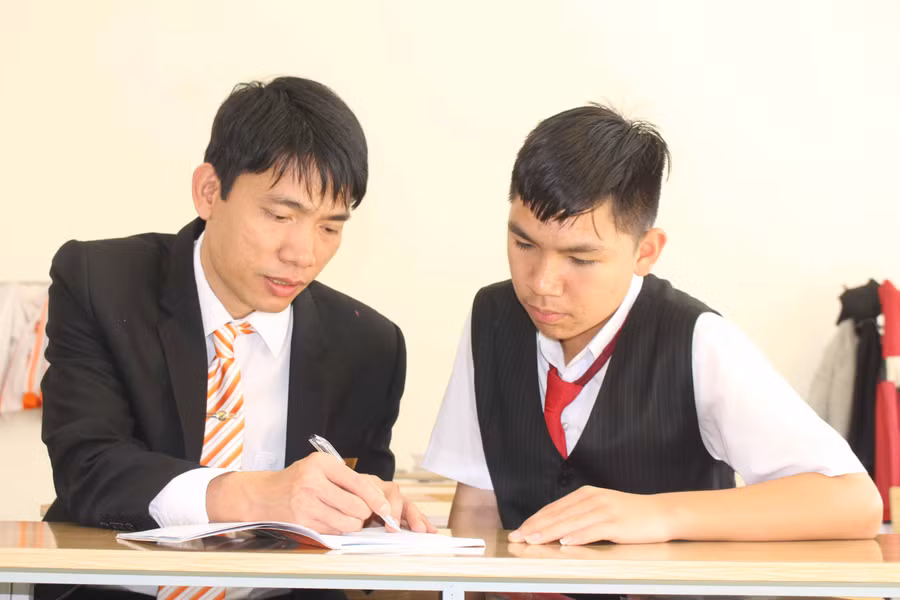 Hoàng Bùi Nghĩa Thục học Toán cùng thầy Đàm Văn Ngọc-Hiệu trưởng Trường APC Gia Lai. Ảnh Nguyễn Giang