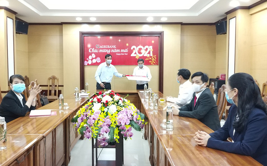  Trước diễn biến phức tạp của dịch Covid-19, Agribank ủng hộ 700 triệu đồng cho tỉnh Gia Lai thực hiện công tác phòng chống dịch. Ảnh: Sơn Ca