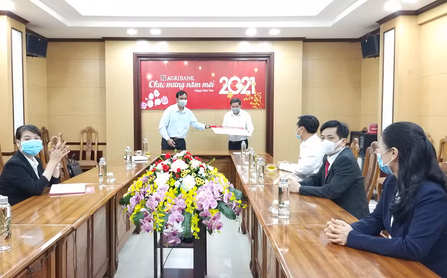  Trước diễn biến phức tạp của dịch Covid-19, Agribank ủng hộ 700 triệu đồng cho tỉnh Gia Lai thực hiện công tác phòng chống dịch. Ảnh: Sơn Ca