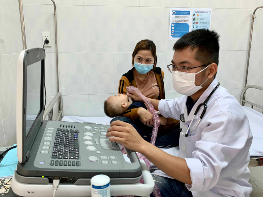 Khám sàng lọc bệnh tim bẩm sinh miễn phí cho trẻ tại chương trình “Trái tim cho em”. Ảnh: Như Nguyện