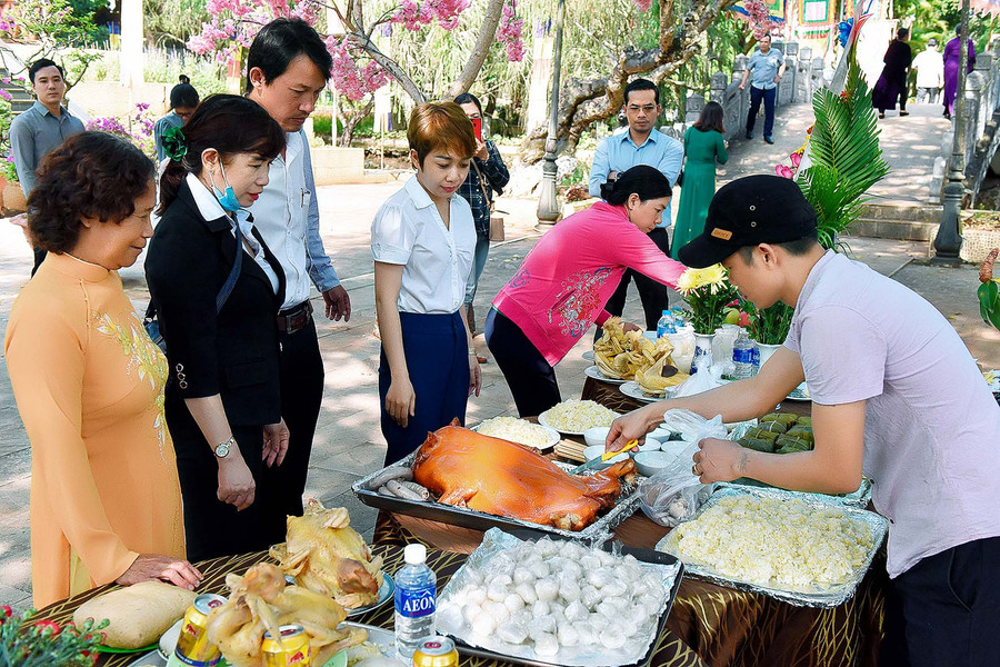 Nhiều lễ vật, sản vật của địa phương được trang trọng dâng lên các Vua Hùng.