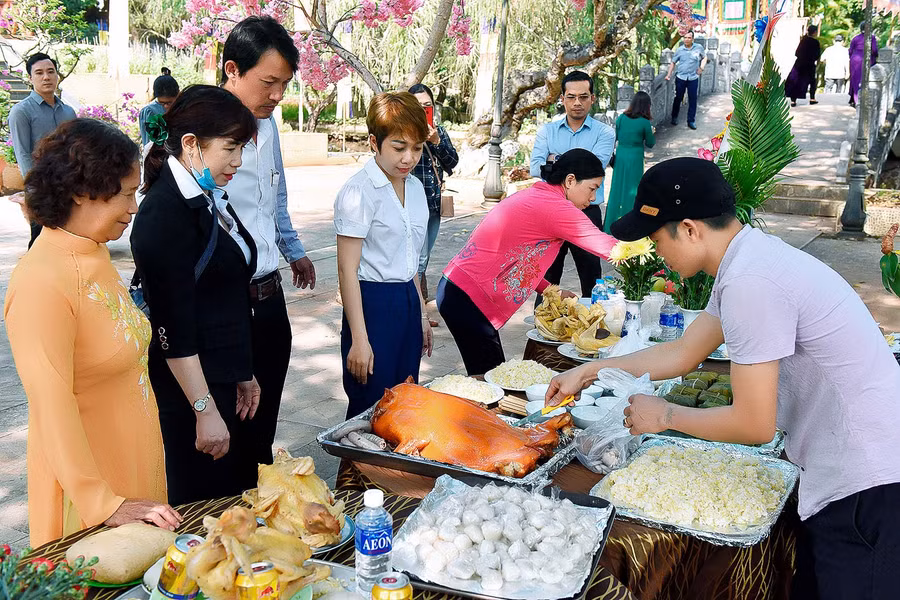 Nhiều lễ vật, sản vật của địa phương được trang trọng dâng lên các Vua Hùng.