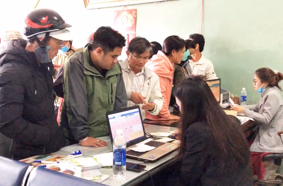  Người dân mua vé tại nhà xe Đức Đạt. Ảnh: Lê Hòa