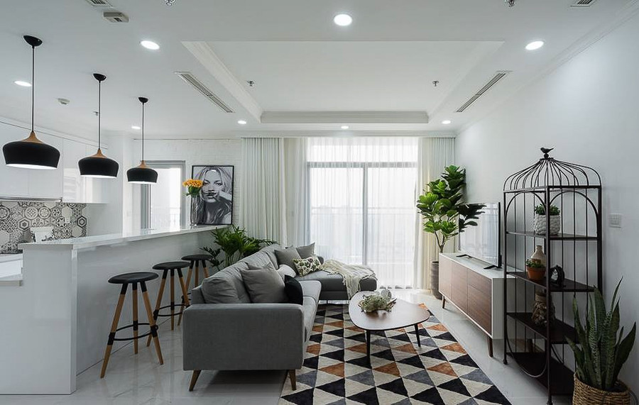 Cùng với màu sơn, nội thất sáng màu sẽ giúp mở rộng căn phòng đáng kể. Đồ họa: Phương Duy